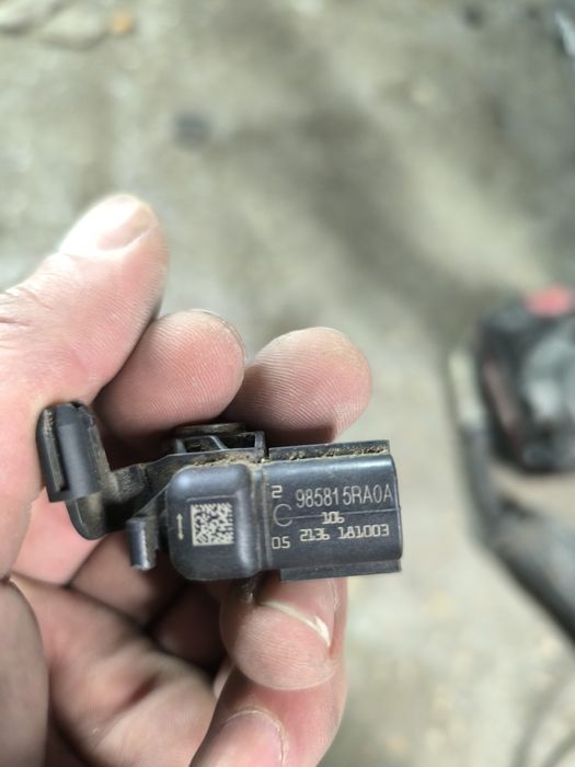 Датчик удара передний Nissan lif 985815ra0a