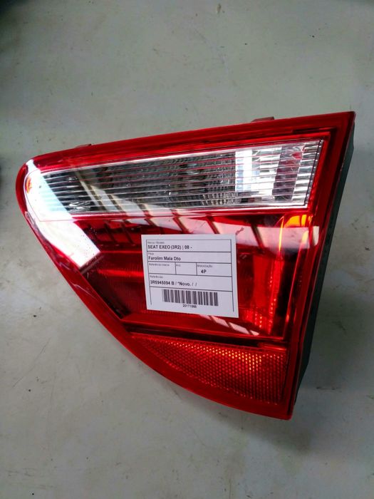 Farolim da mala direito SEAT Exeo (3R2)