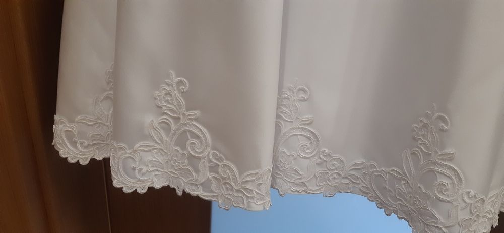 Skromna klasyczna biała suknia ślubna