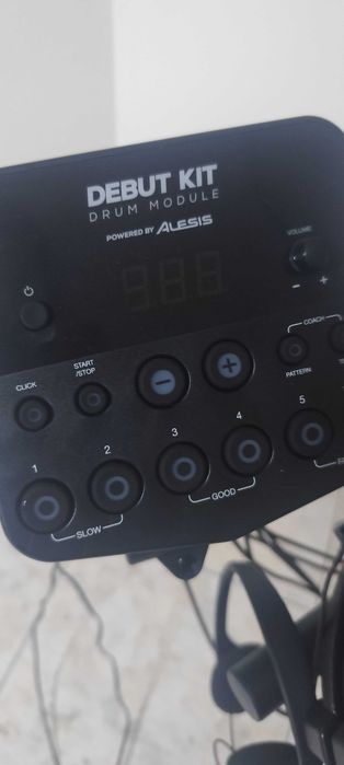 Bateria Eletrônica pouco usada Alesis debut kit + banquete