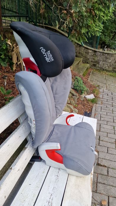 Fotelik  samochodowy Britax Römer Kidfix SL dla dzieci o wadze 15-36 kg.
