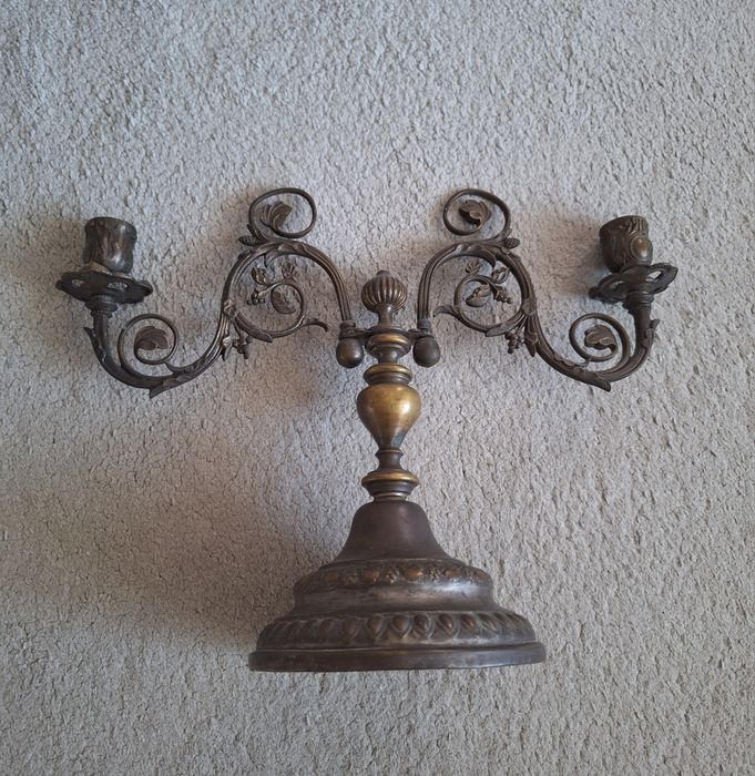 Продам подсвечник антикварный в отличном состоянии.
Высота 30 
 Ширина