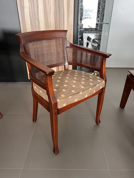 Stół okrągły dębowy z miękkimi fotelami