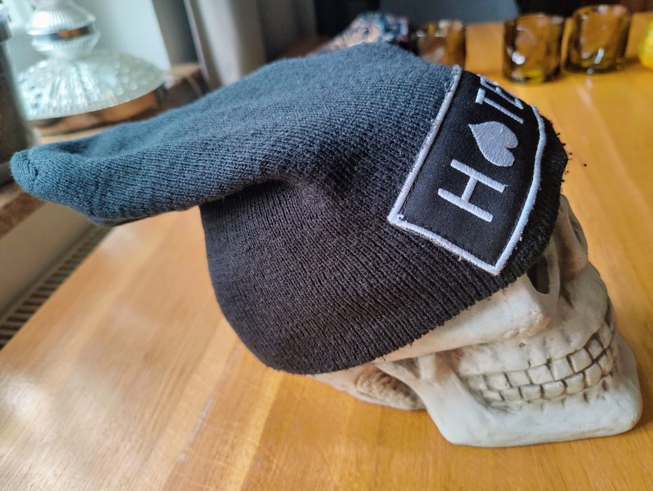 Czapka smerfetka firmy Rebell, czarna, napis „Hoter”