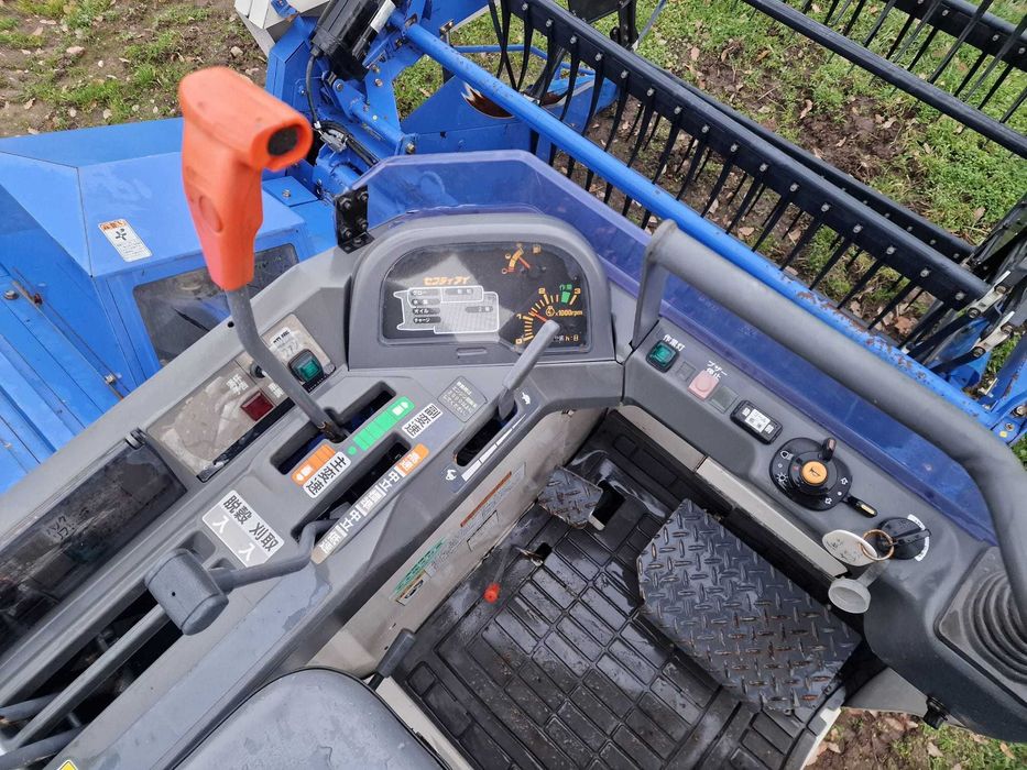 Mini Ceifeira Debulhadora Iseki HC320  com tubo de descarga - Japonesa