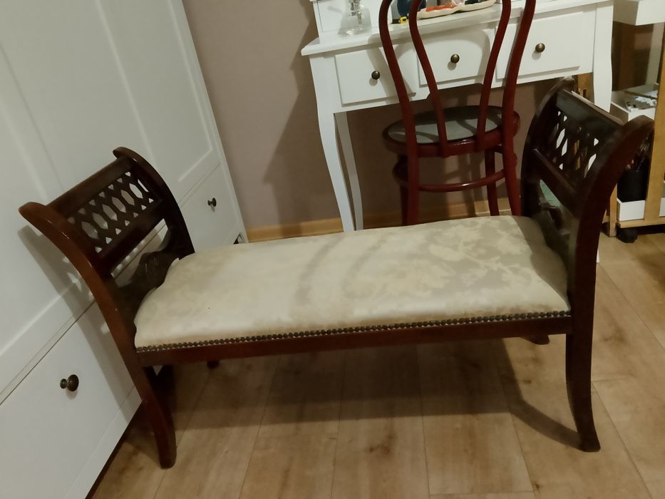 Stylowa ławeczka drewno ozdobne i nowoczesny stolik