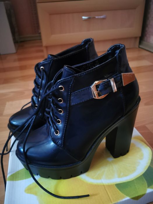 Чорні жіночі ботильйони