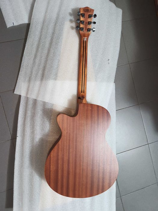 Guitarra acústica castanha