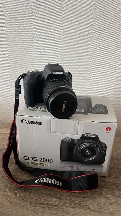 Фотоапарат Canon EOS 200D