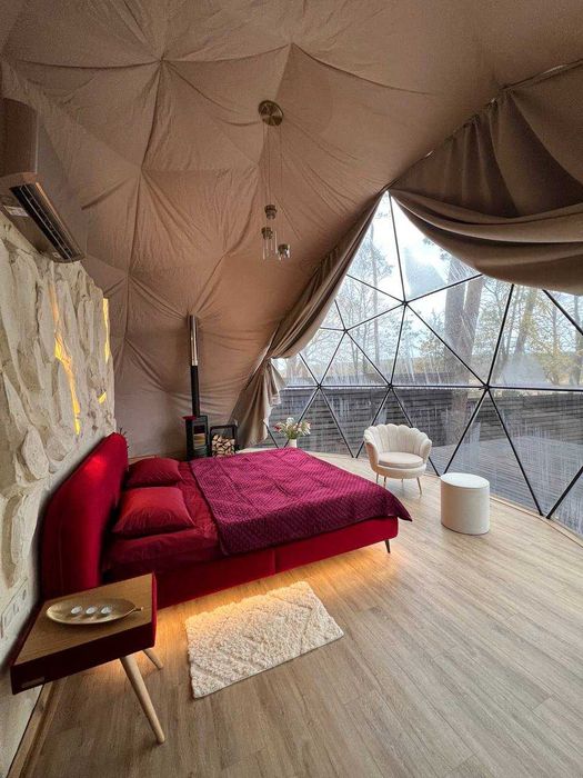 Купольний будиночок для відпочинку з чаном на терасі