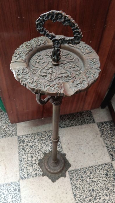Cinzeiro pé alto latão