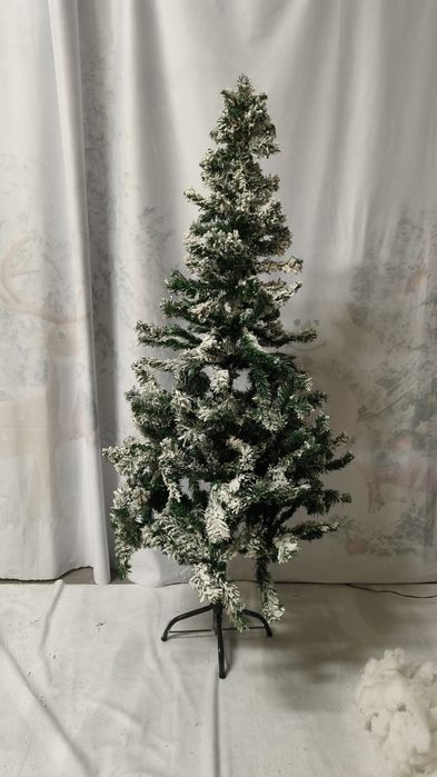 Árvore de Natal com neve - artificial