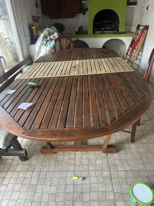 Mesa extensivel em teka cabem 12 pax sentadas