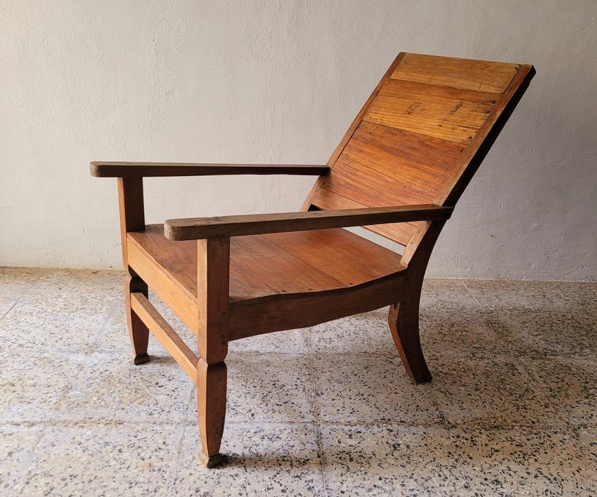 Cadeira de descanso asiática, com um design reclinado.