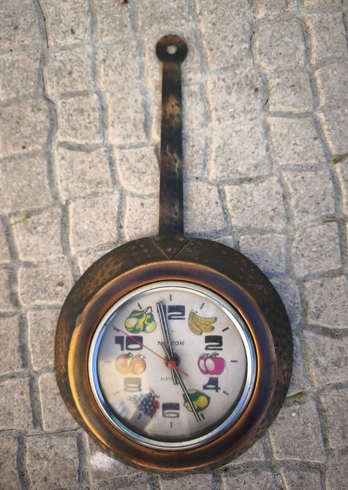 Relógio de Parede em Forma de Frigideira