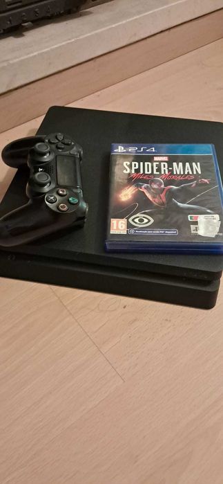 PS4 Slim 1TB com um comando original e um jogo
