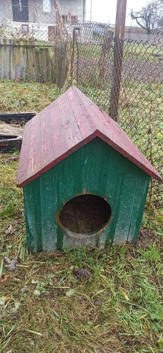 Будка для собаки (не мала)