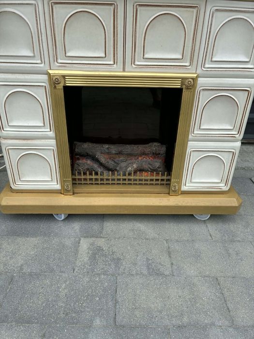 Kominek elektryczny z kafli ceramicznych