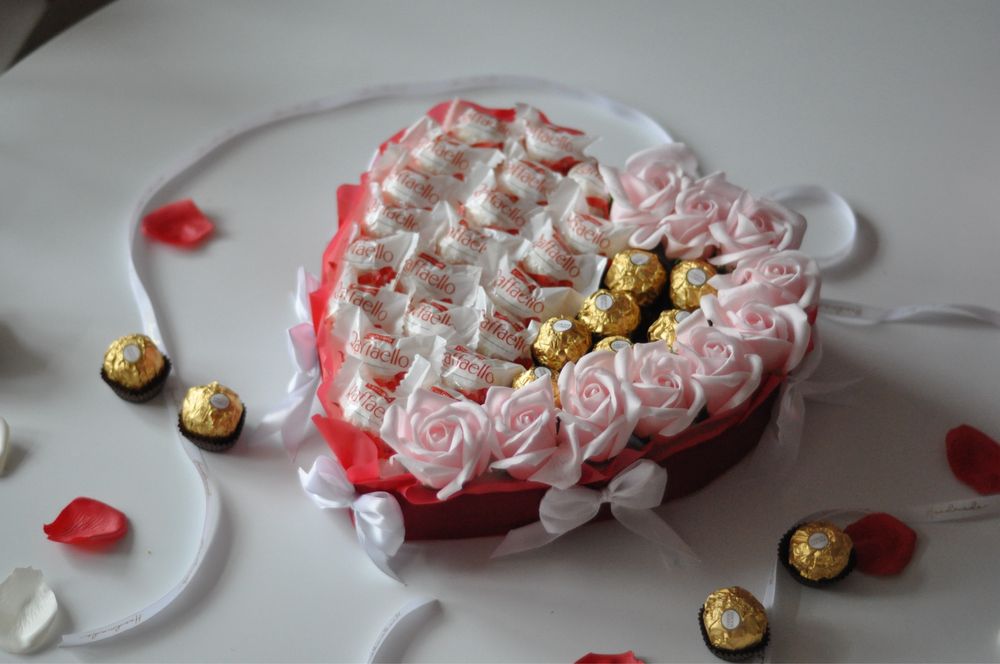 Подарунковий бокс “Heart of Love” — серце з Kinder, Ferrero Rocher