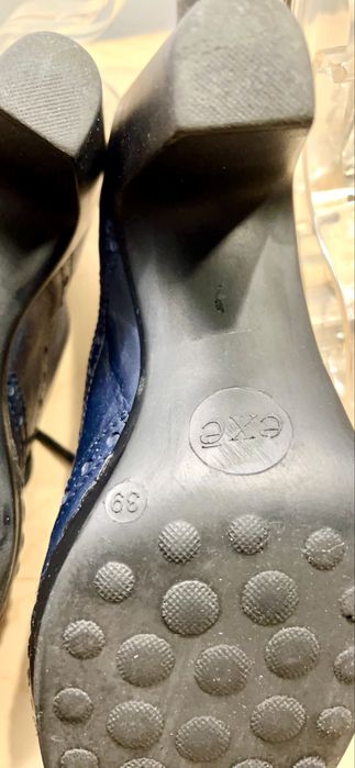 Sapatos em azul marinho de salto da Exé