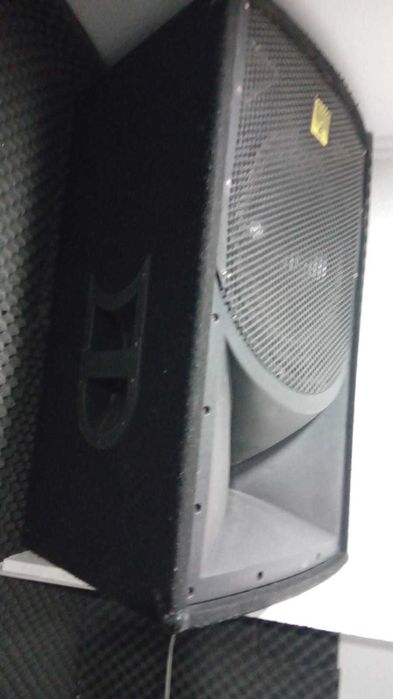 Duas caixas com alto-falantes de 15' em bom estado