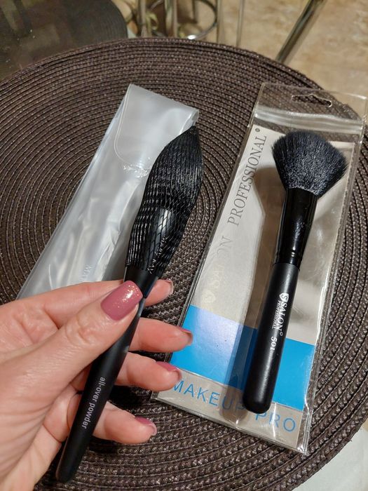 Продам скраб для губ пензиль для пудри.