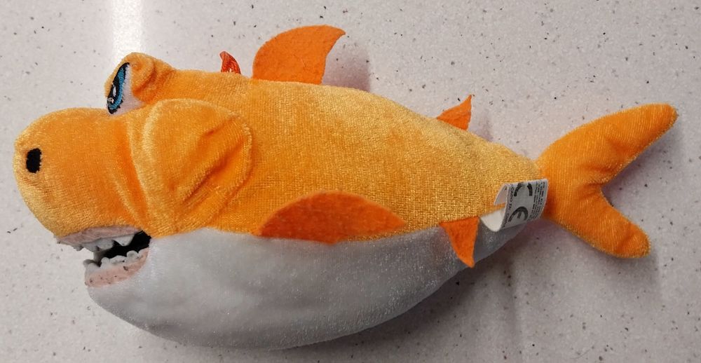 Peluche tubarão laranja