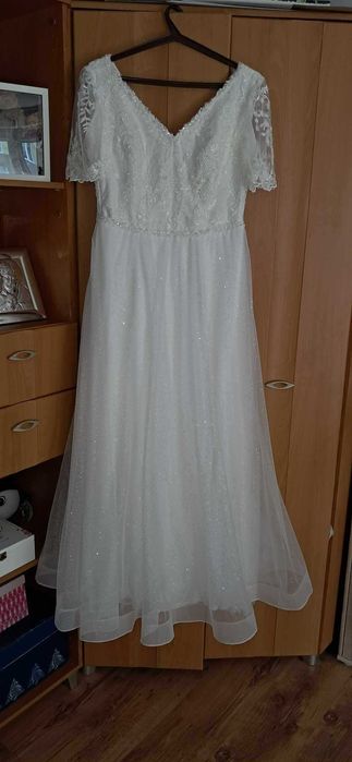 Suknia ślubna brokatowa