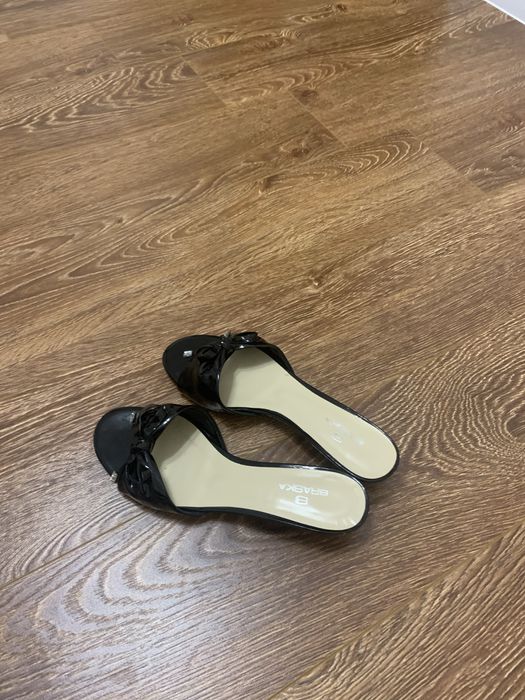 Босоніжки лакові чорні