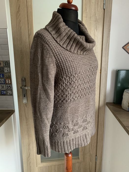 Brązowy sweter z golfem