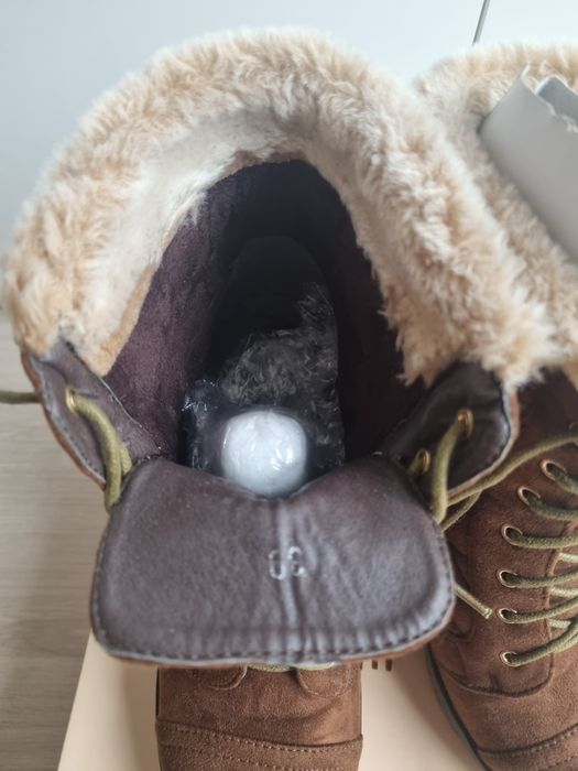 Botas castanhas de salto alto