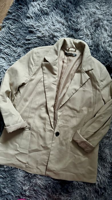 Бежевий прямий жакет