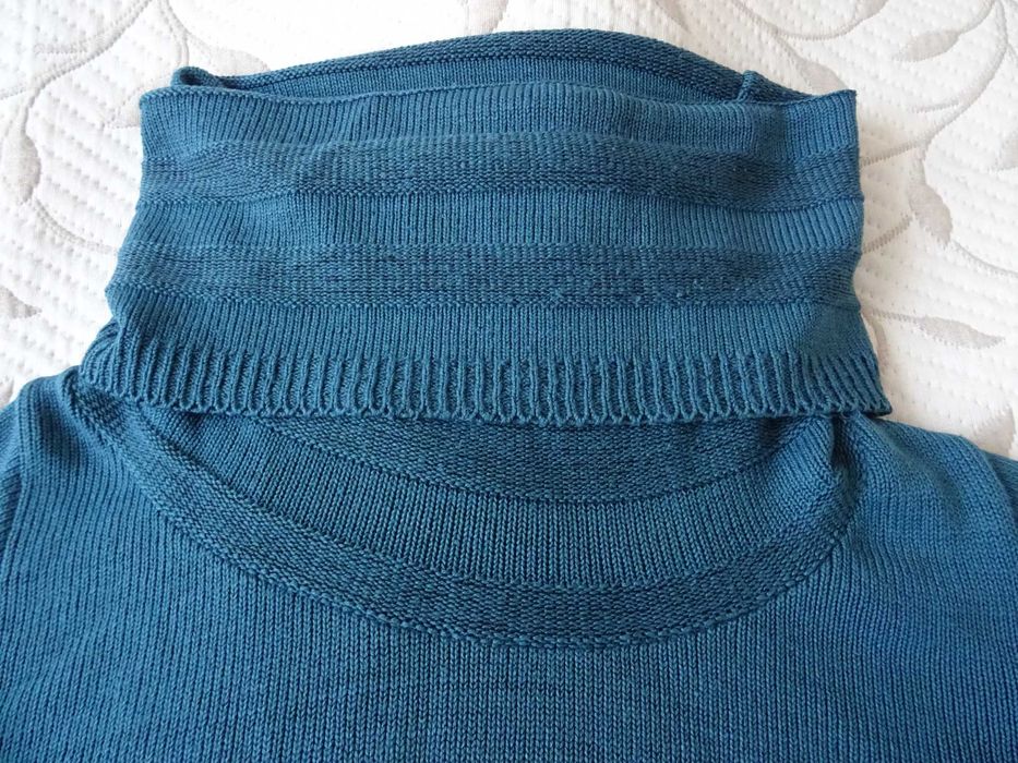 Dzianinowa sukienka z golfem petrol