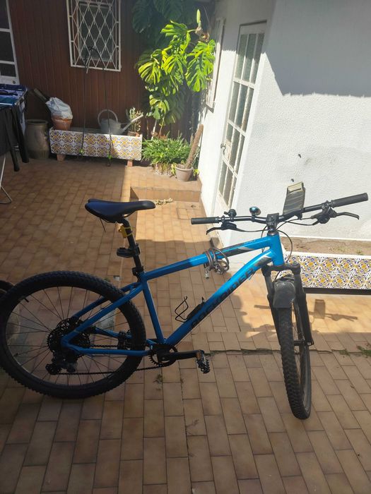 Bicicleta BTT Rockrider ST 540 para os seus passeios de fim de semana, com todos os acessórios de que precisa.