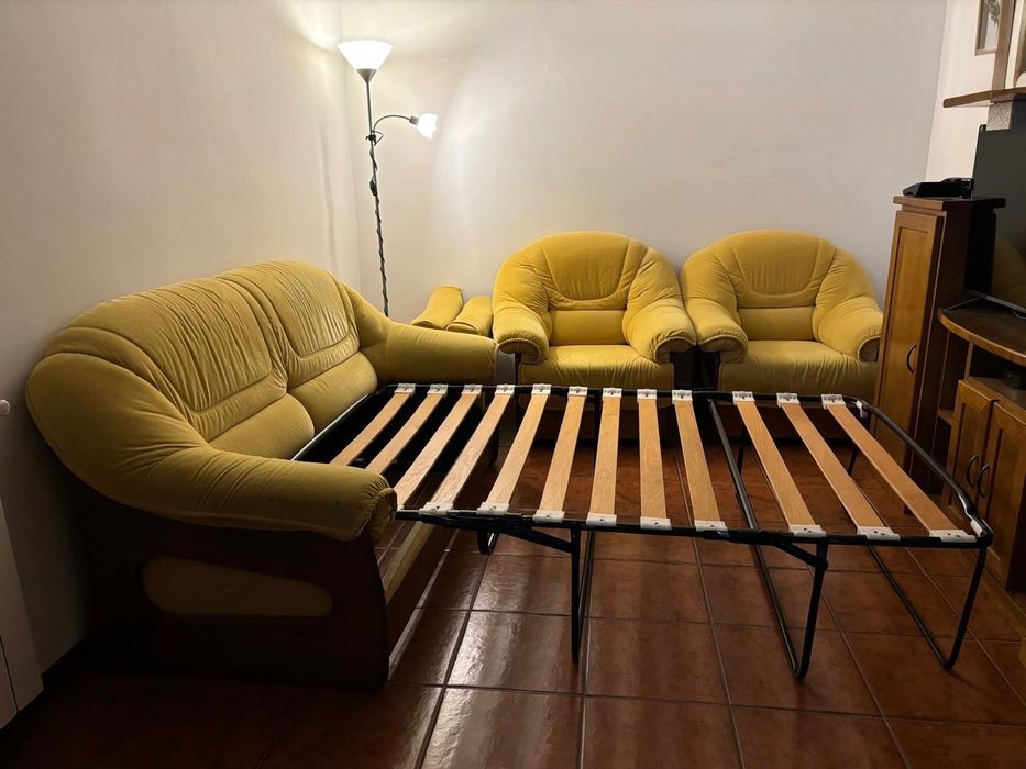 Sofás de madeira polida