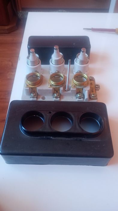 Potrójne gniazdo bezpiecznikowe elplast