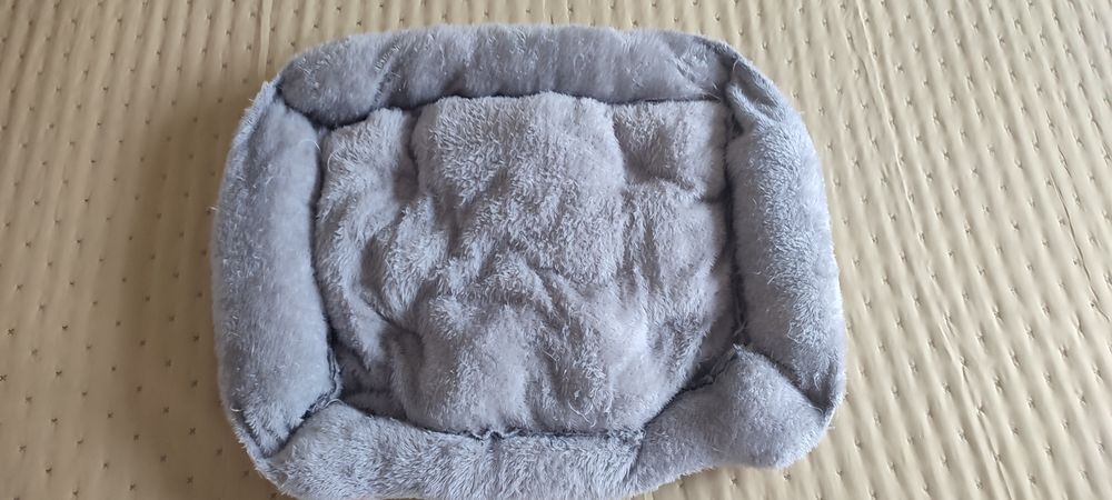 Cama para cão cinzenta