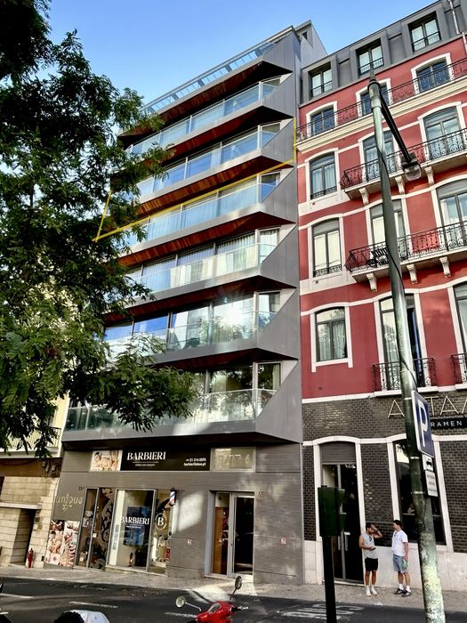 Arrendamento T2 mobilado, com vista e garagem no coração de Lisboa