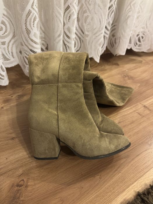 Zamszowe kozaki na obcasie 38