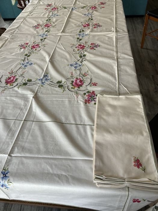 Toalha de mesa bordada a ponto cruz manual e 12 guardanapos