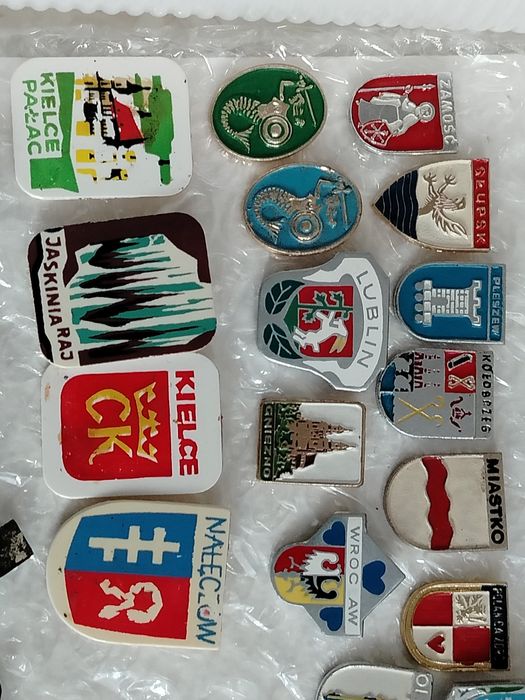 Odznaki przypinki herby miast PRL małe kolorowe zarezerwowane do 3 VII