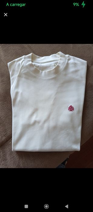 T-shirt branca minimalista com bordado – estilo premium