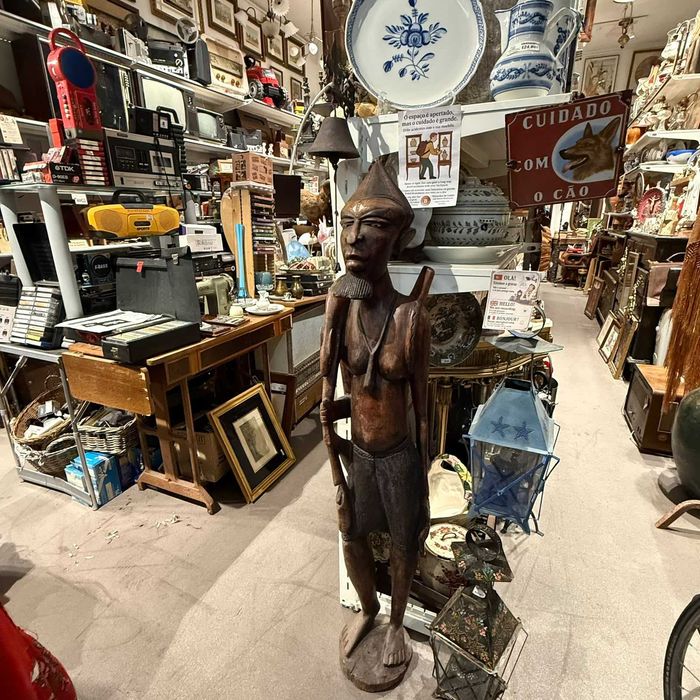 Escultura Africana em Madeira Caçador com Espingarda — 135 cm