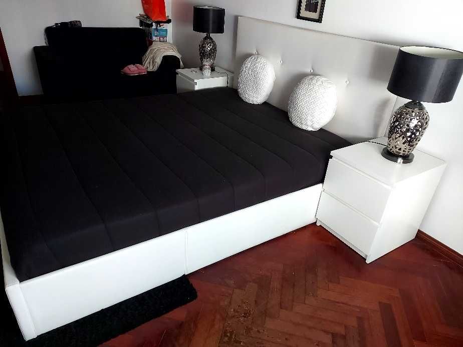 Conjunto de quarto branco praticamente novo