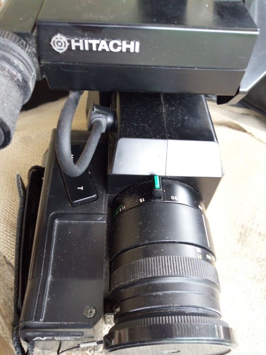 Kamera VHS Hitachi VM-500E + ładowarka Minolta + 2 baterie + torba

Op