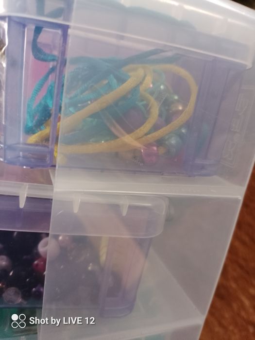 Pudełko z koralikami do tworzenia biżuterii