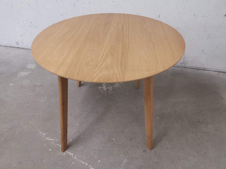 Drewniany stół.        .