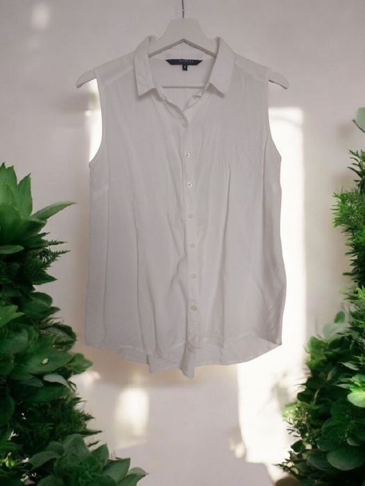 Biała koszula bez rękawów Reserved letnia elegancja business casual