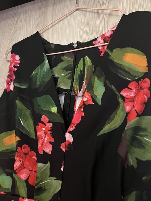 Macacão preto com flores vermelhas