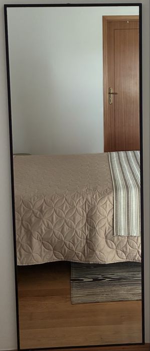 Conjunto de móveis de quarto em madeira maciça de cor castanha escura